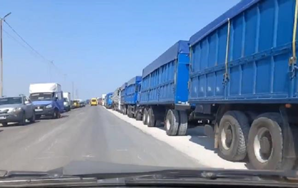 Траса на Крим заповнена вантажівками, набитими вкраденим в українців - ЗМІ