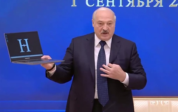 Лукашенко показал первый  белорусский компьютер 