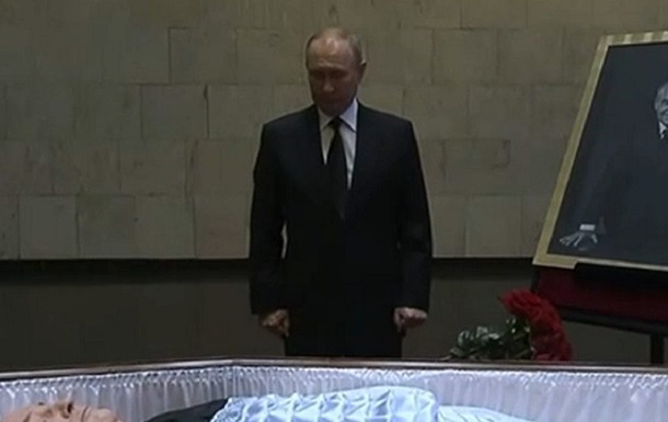 Путин возложил цветы к гробу Горбачева