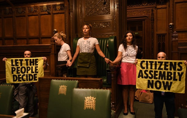 Климатические активисты приклеились к креслу спикера парламента Британии