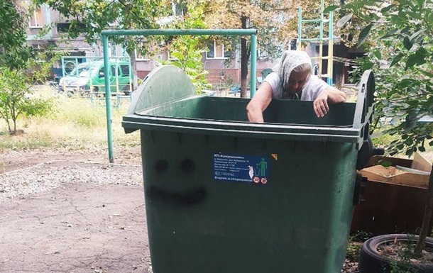 Пожилые мариупольцы ищут еду в мусорках - мэрия