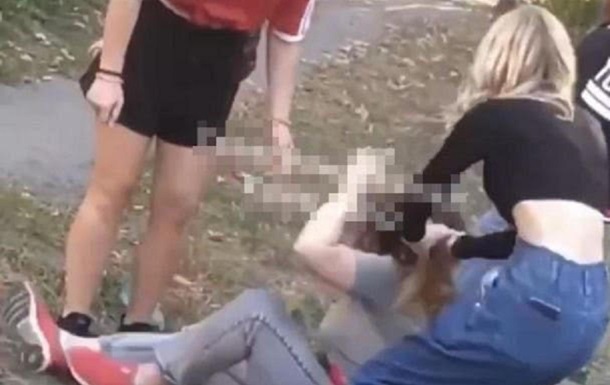 Избиение школьницы в Киеве: трем девочкам сообщено о подозрении