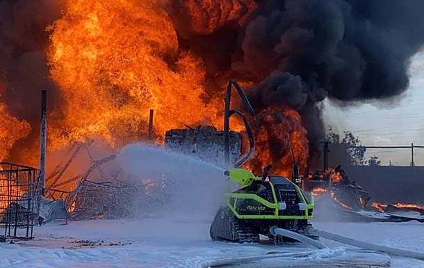 У Борисполі гасять масштабну пожежу: задіяли спецробота