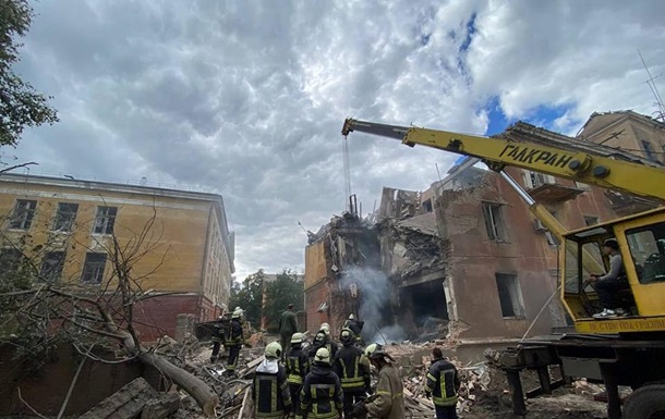 Спасатели нашли трех погибших под завалами дома в Славянске