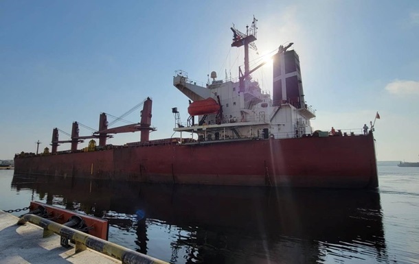 Из портов Украины вышли более 100 судов с зерном