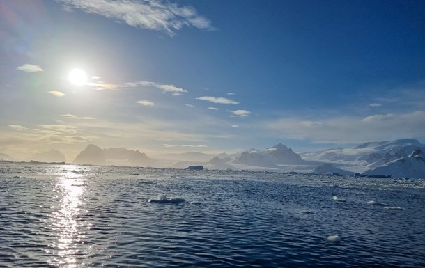 An abnormally warm winter recorded in Antarctica