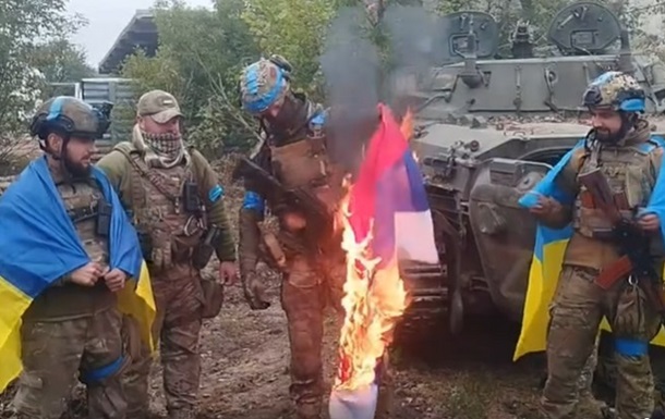 Деоккупация: десантники показали, как поднимают флаги Украины
