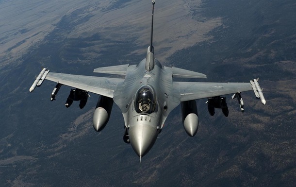 Греция получила первые два модернизированных истребителя F-16