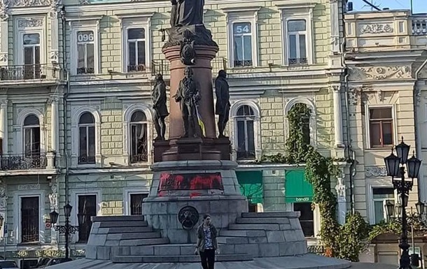 В Одессе снова облили краской памятник Екатерине II 