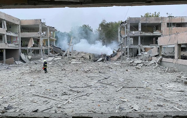 В Лозовой войска РФ уничтожили школу и детский сад