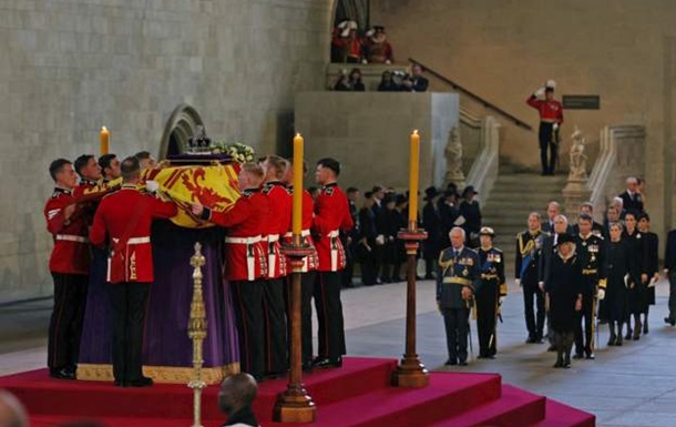Гроб Елизаветы II на четыре дня поместили в Вестминстерский дворц