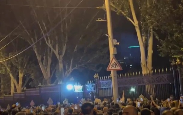 У Єревані протестувальники штурмують ворота парламенту - ЗМІ