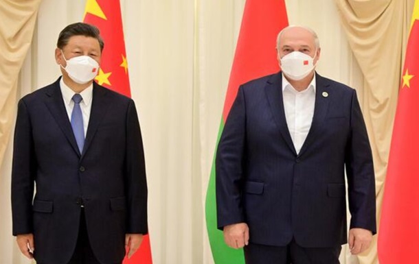 Лукашенку для зустрічі із Сі Цзіньпіном довелося надіти маску