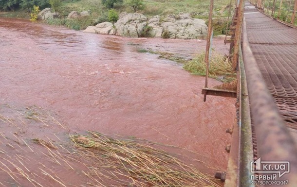 У Кривому Розі стала червоною вода в річці Інгулець - ЗМІ