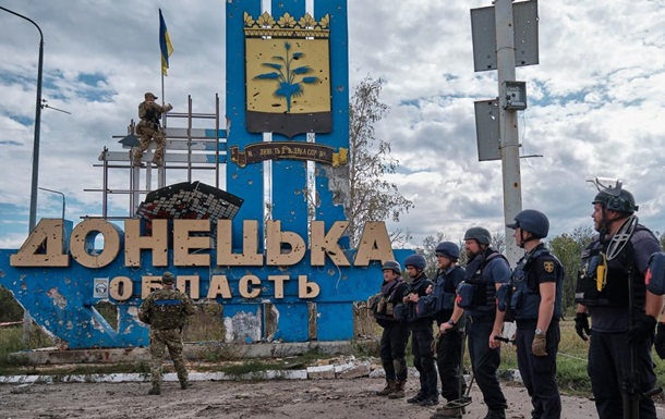 Флаг Украины подняли на стеле между Донецкой и Харьковской областями