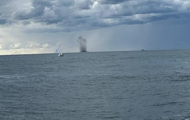 Близ Севастополя в море раздался взрыв