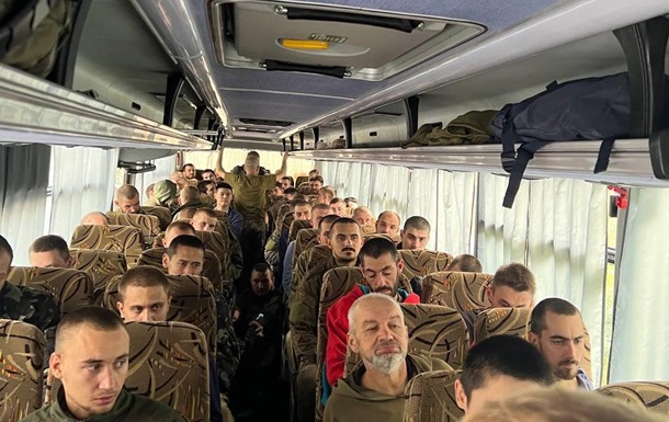 Появилось фото освобожденных из плена российских оккупантов