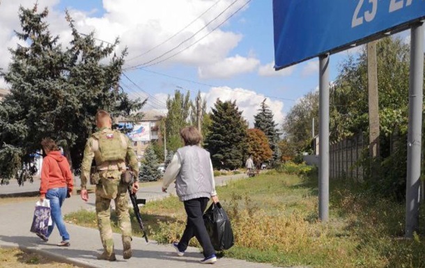 Мелитопольцев принуждают участвовать в `референдуме` вооруженные люди - мэр