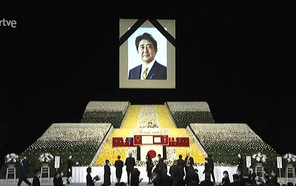 В Японии прошли похороны убитого премьера