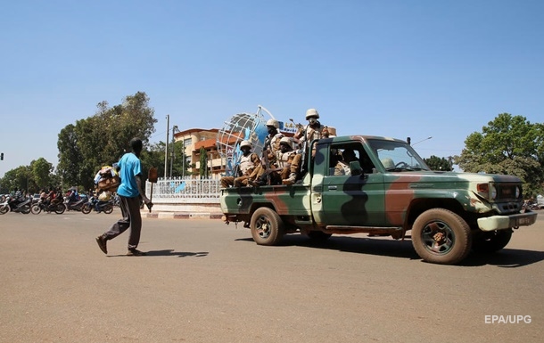 В Буркина-Фасо террористы напали на военный конвой