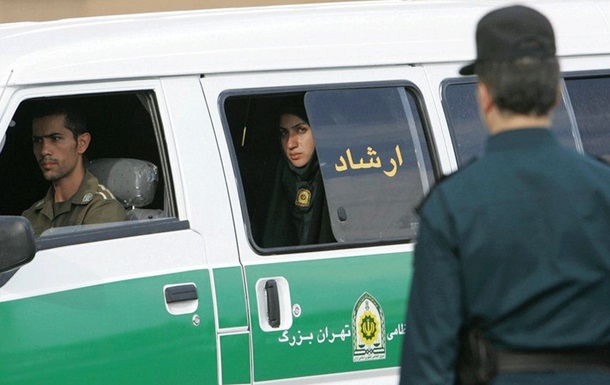 В Иране с улиц исчезли фургоны полиции морали - СМИ