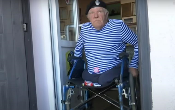В Херсоне пенсионер на коляске собрал для ВСУ более полумиллиона
