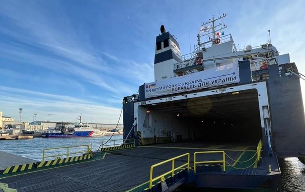 Франция отправила Украине корабль с тысячей тонн гумпомощи