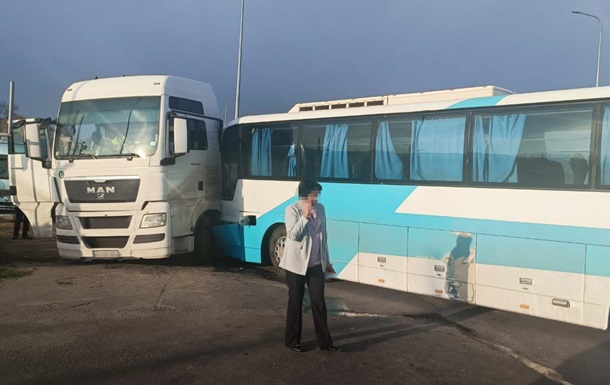 Під Одесою у ДТП з вантажівкою постраждали 17 пасажирів автобуса