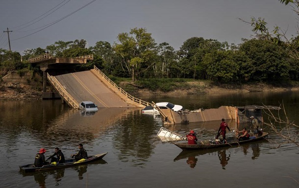 У Бразилії міст впав у річку разом з автомобілями