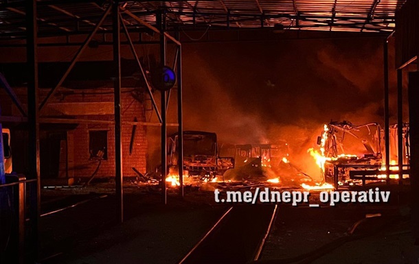 Ракетний удар по Дніпру: згоріло 100 автобусів