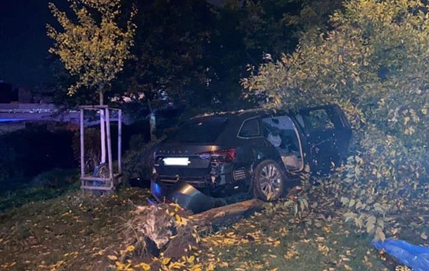 У Братиславі авто врізалося у зупинку з людьми