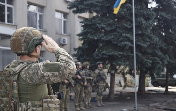Военные торжественно подняли флаг Украины в освобожденном Лимане