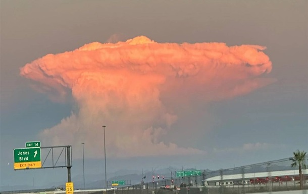 Жители США испугались необычного облака, похожего на ядерный гриб