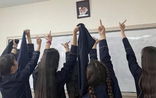 Іранські школярки зняли хіджаби та вийшли на протести