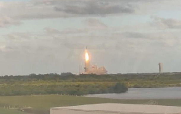 США запустили ракету с двумя коммуникационными спутниками 