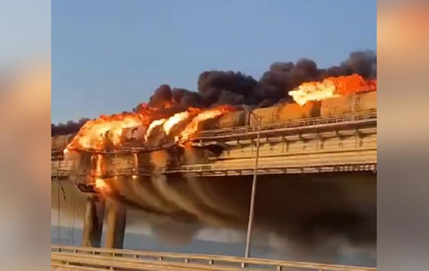На Крымском мосту произошел мощный пожар 