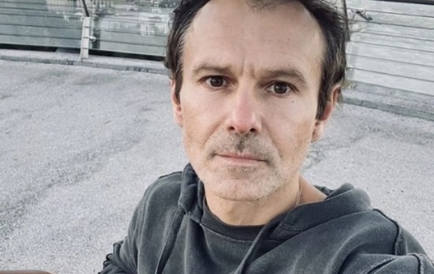 Vakarchuk recorded a video on the surviving bridge in Kyiv