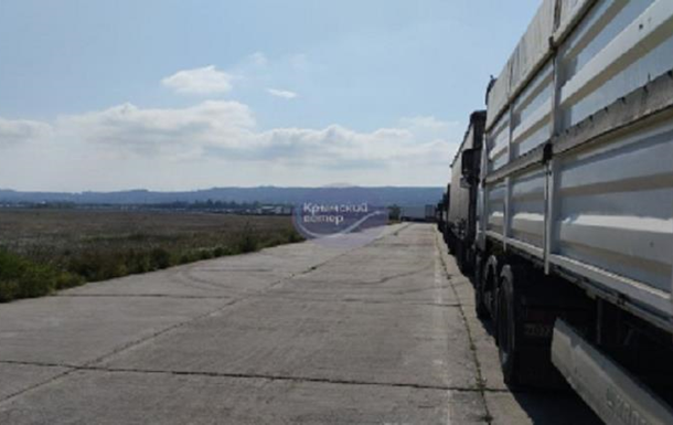 У Криму більш як 800 вантажівок стоять у черзі біля переправи – соцмережі
