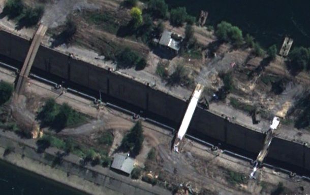 Спутник зафиксировал несколько переправ оккупантов возле Каховской ГЭС