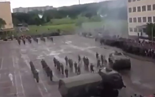 Російський БТР врізався в стрій своїх солдатів