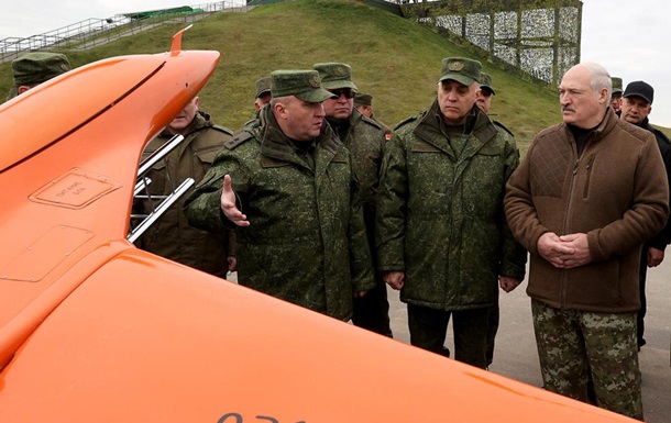 Лукашенкові показали на полігоні дрони Білорусі