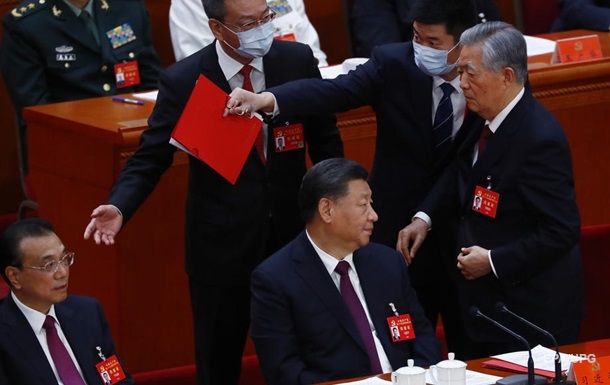 Бывшего главу Китая силой вывели со съезда КПК