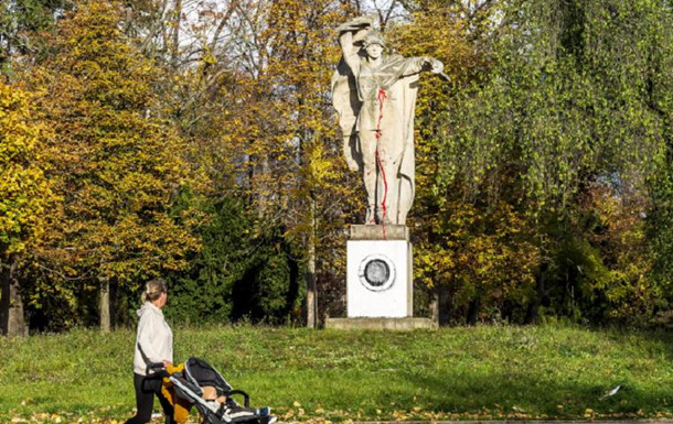 В Чехии к памятнику красноармейцу дорисовали стиральную машину