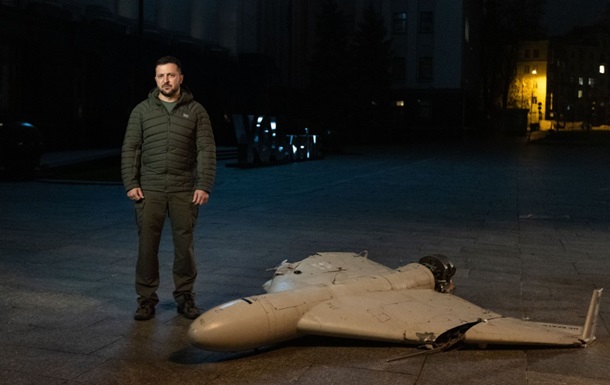 Зеленський показав збитий ворожий дрон Shahed-136