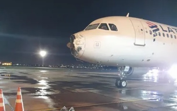 В Парагвае самолет во время полета  потерял  нос и двигатель