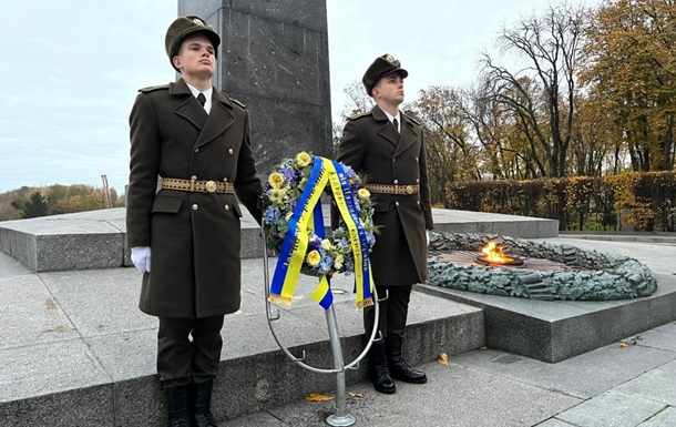 Зеленский возложил венок к могиле Неизвестного солдата