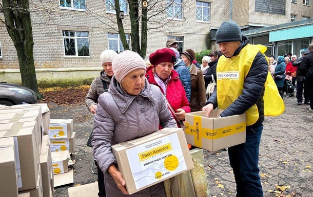 Партию гуманитарной помощи Фонда Ахметова доставили прифронтовому поселку