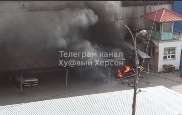 В оккупированном Херсоне возле здания полиции горели машины - соцсети 