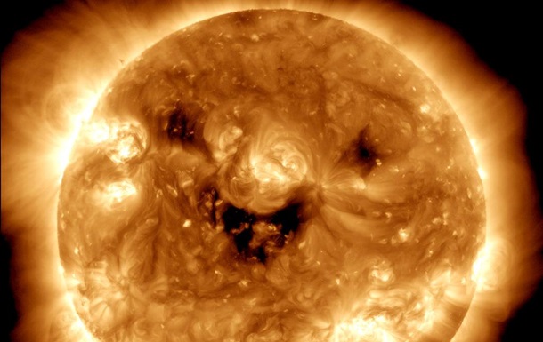 Ученые показали  улыбку  Солнца