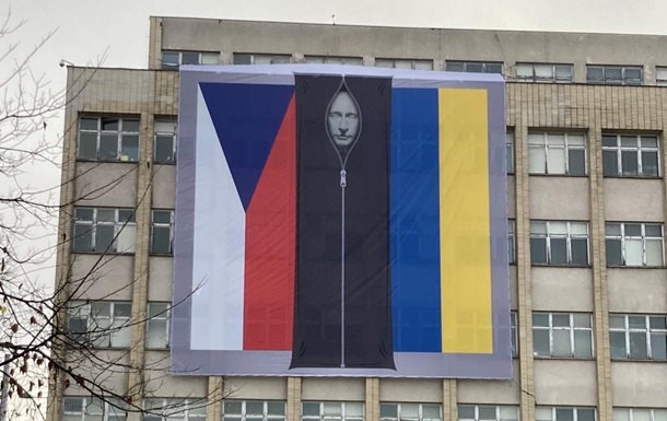 Путін у пакеті для трупів: на будівлі МВС Чехії з явився новий банер